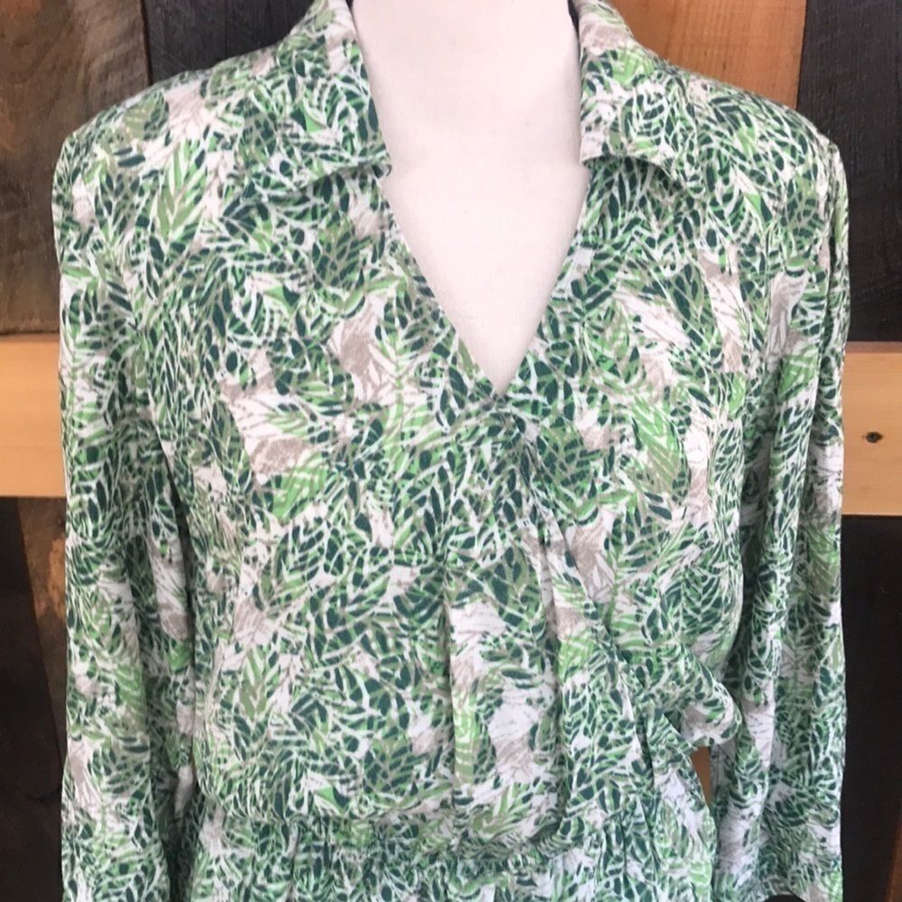 𝅺CAbi leaf print blouson style wrap dress, size XS - Picture 8 of 8
